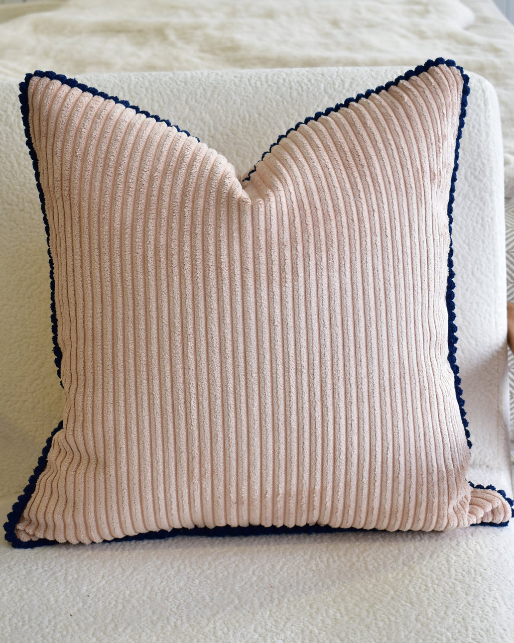 Lacivert Biyeli Toz Pembe Fitilli Kadife Kırlent Kılıfı