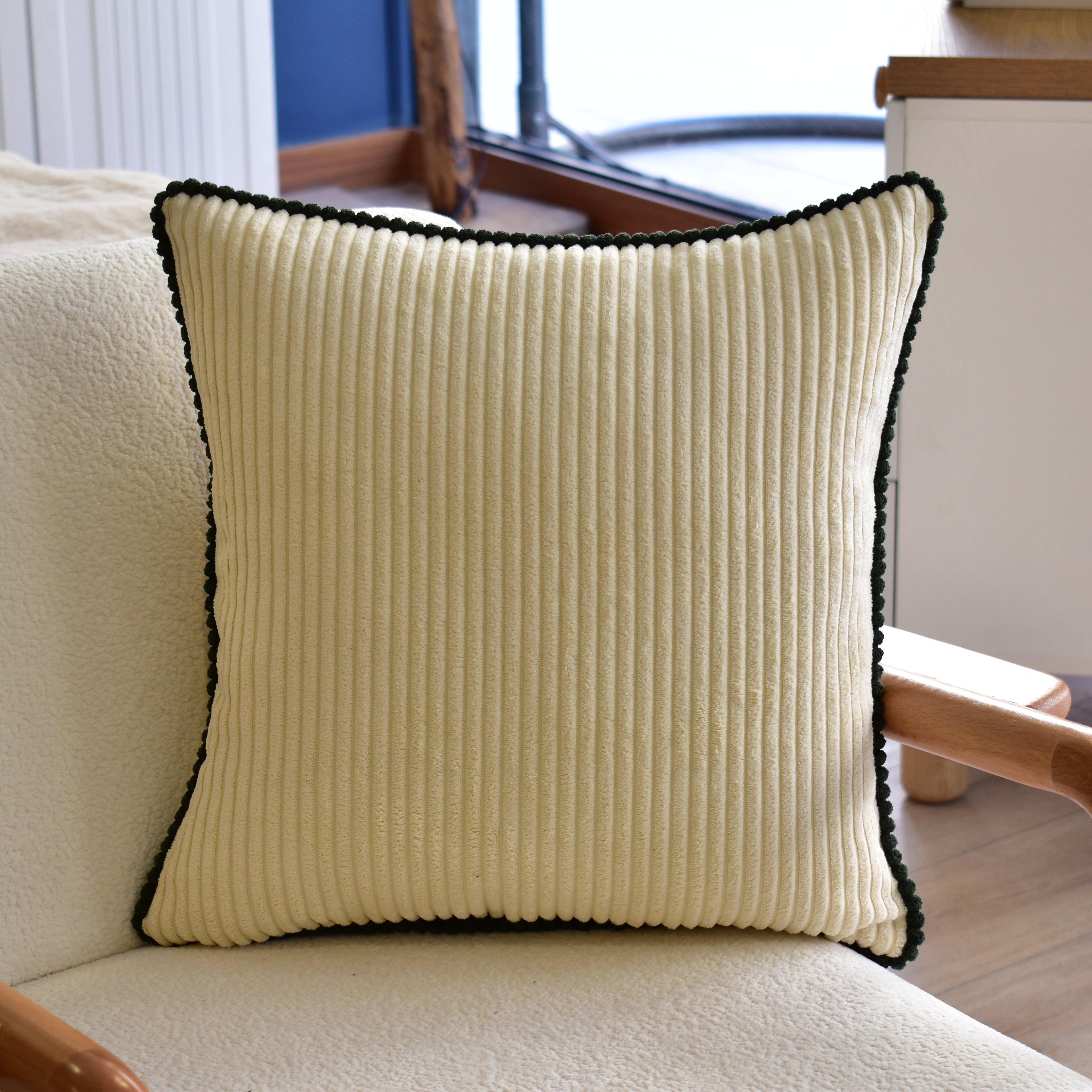 Çam Yeşili Biyeli Kırık Beyaz Fitilli Kadife Kırlent Kılıfı