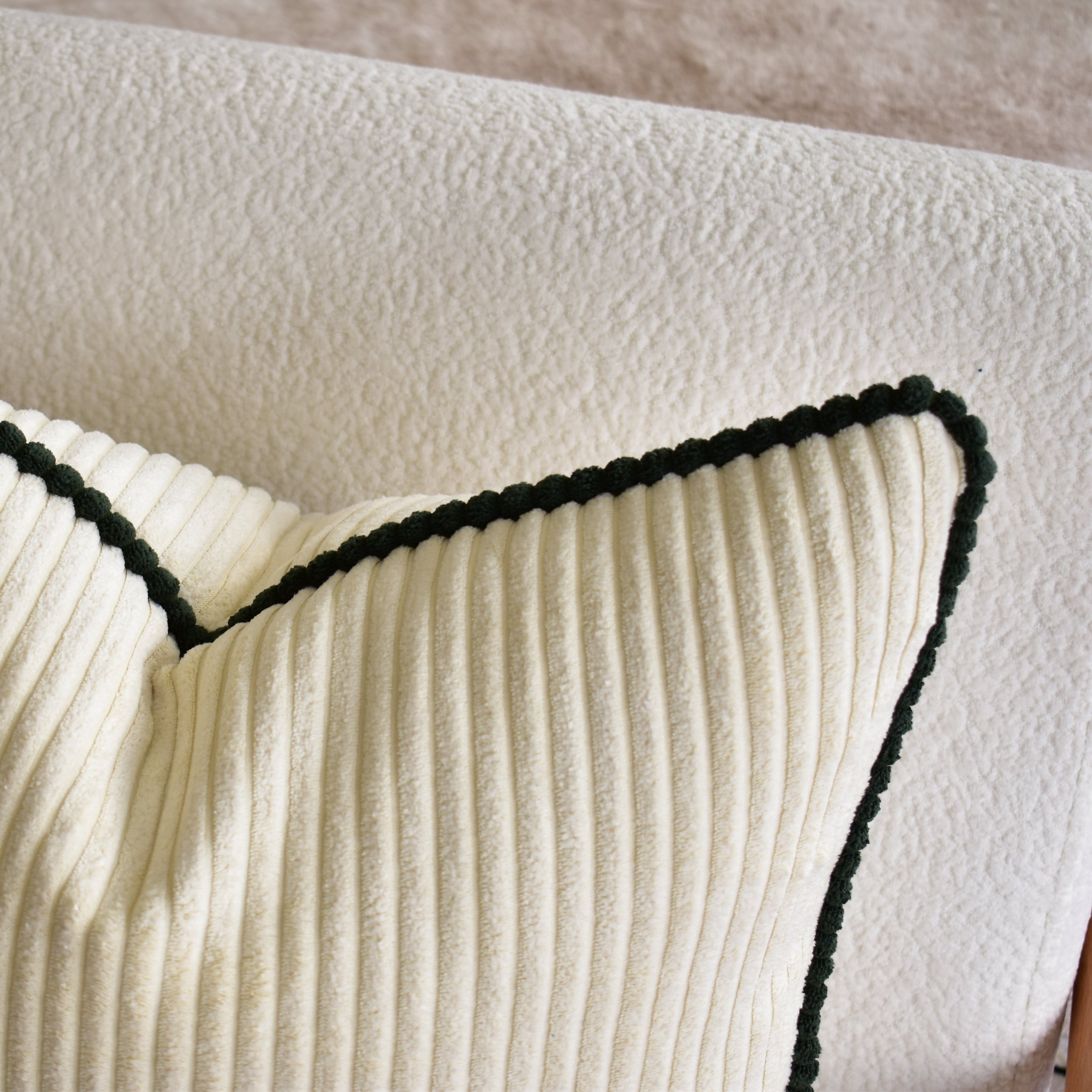 Çam Yeşili Biyeli Kırık Beyaz Fitilli Kadife Kırlent Kılıfı