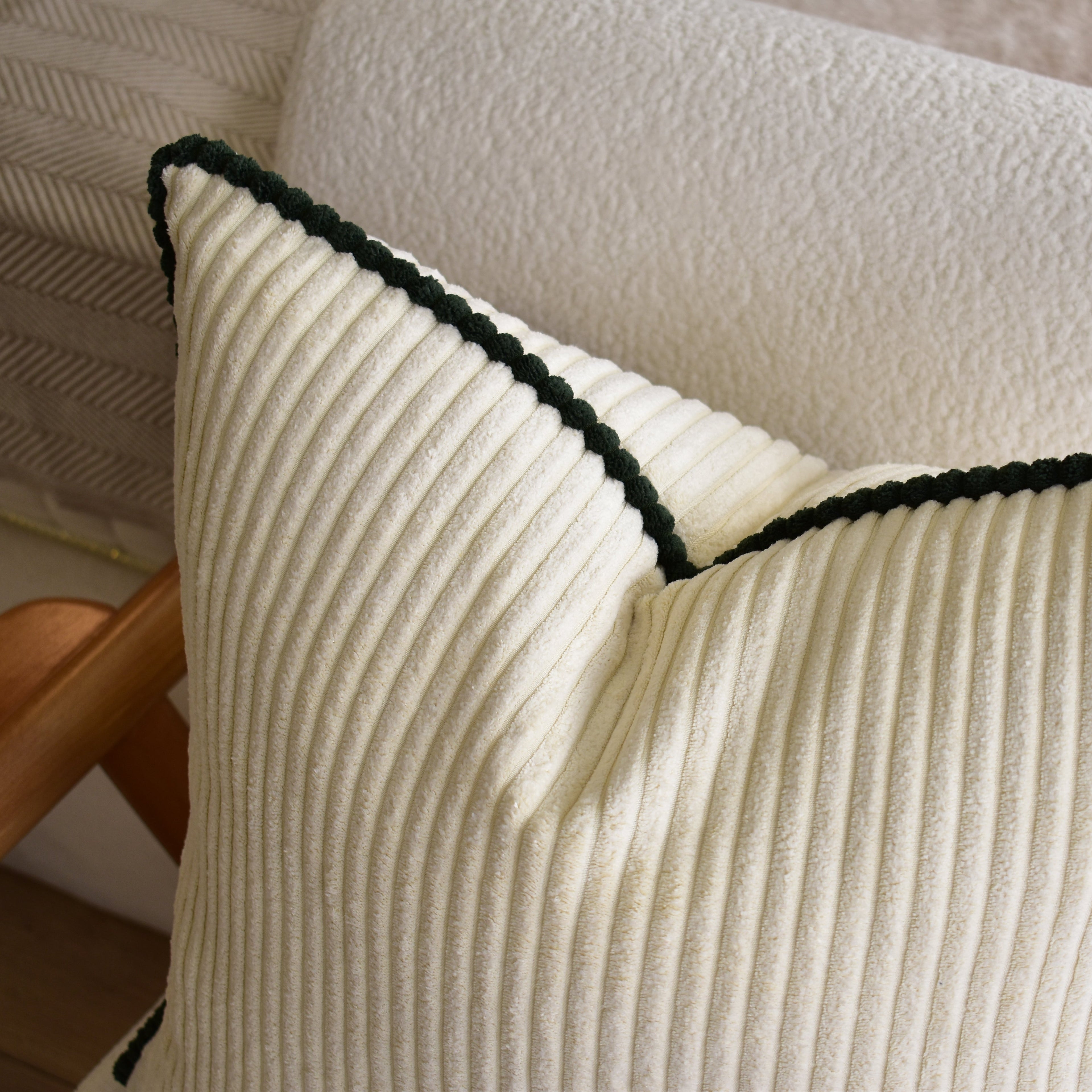 Çam Yeşili Biyeli Kırık Beyaz Fitilli Kadife Kırlent Kılıfı