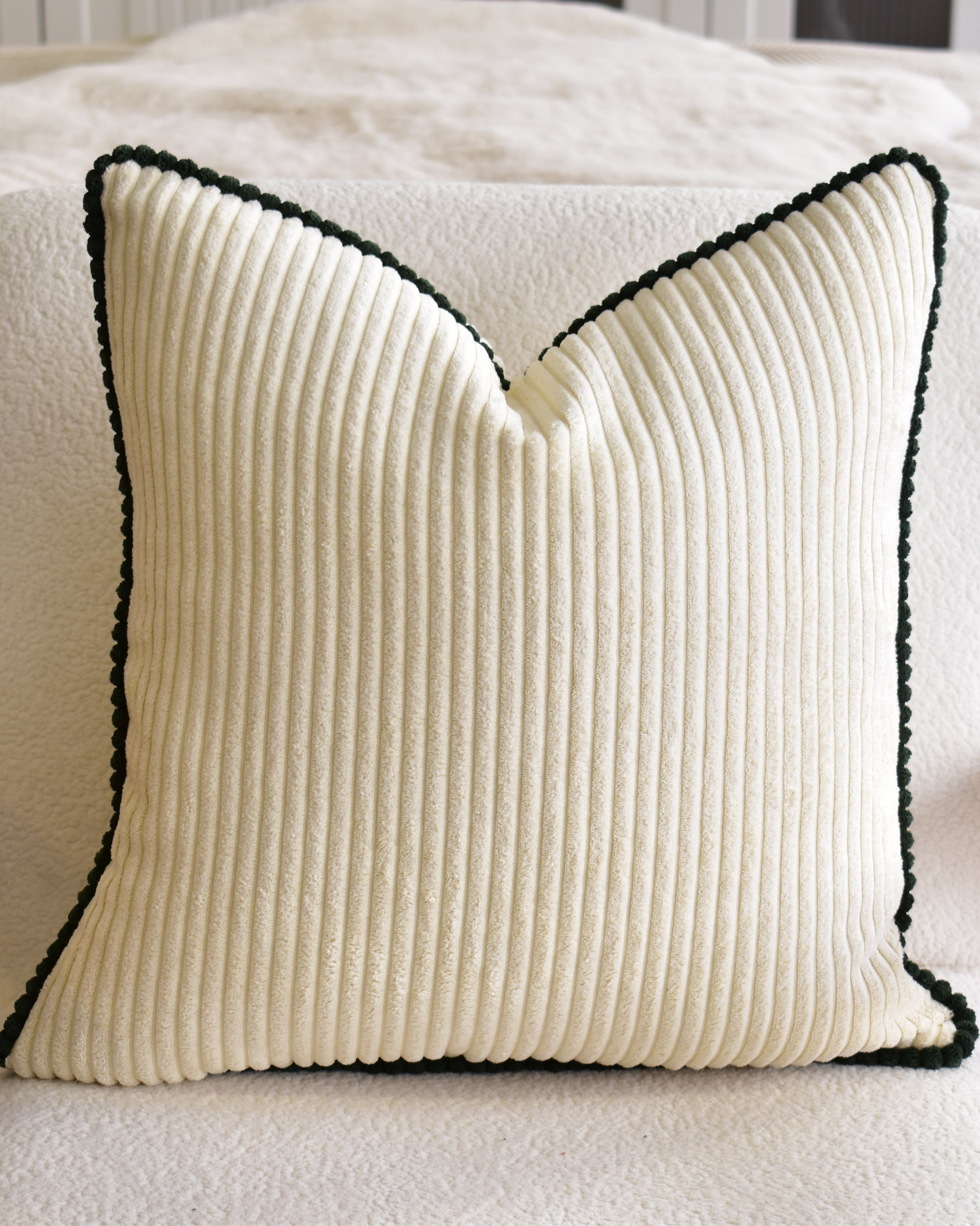 Çam Yeşili Biyeli Kırık Beyaz Fitilli Kadife Kırlent Kılıfı