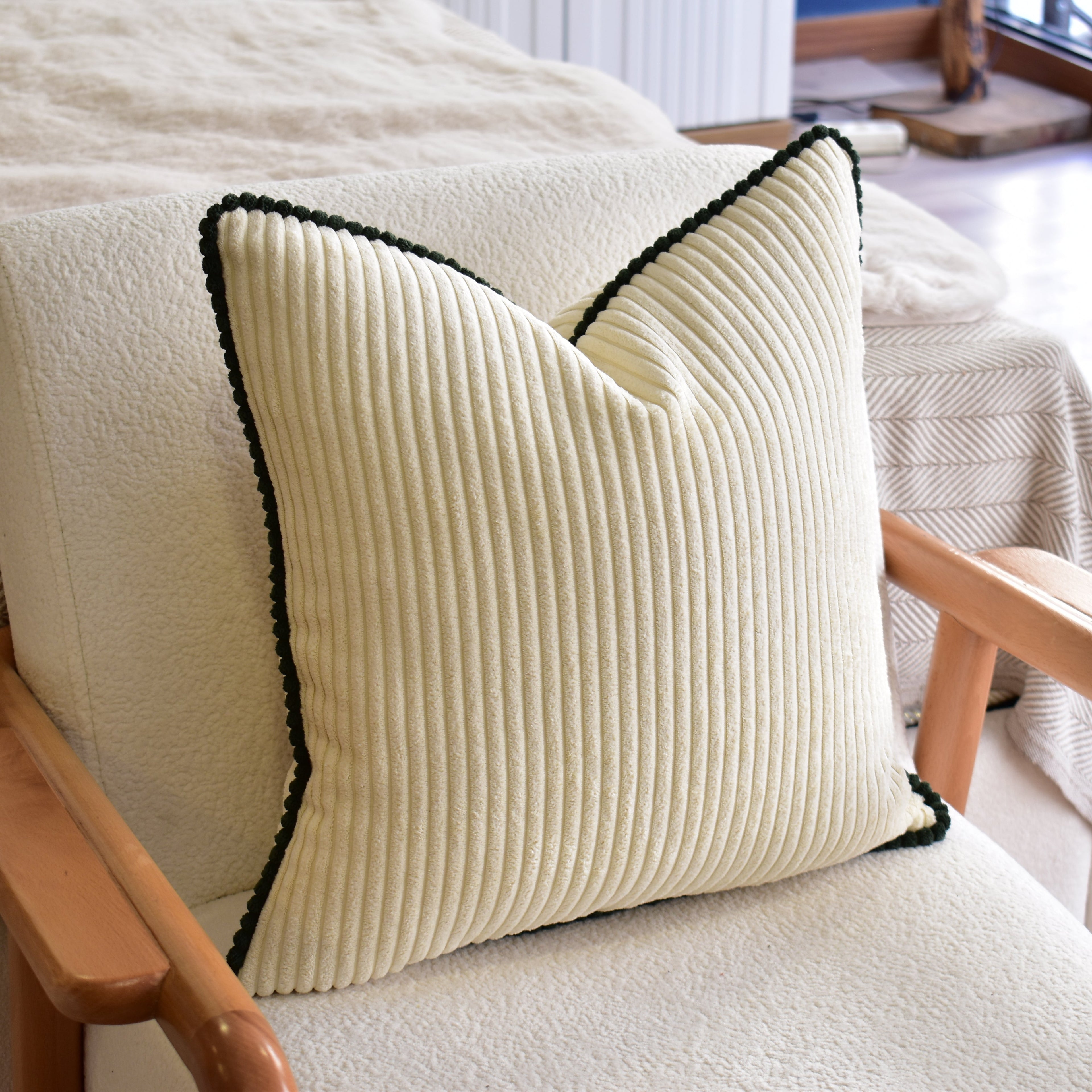 Çam Yeşili Biyeli Kırık Beyaz Fitilli Kadife Kırlent Kılıfı